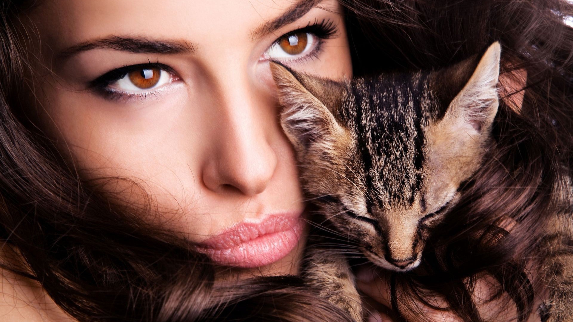 Модель Мелисса Рисо обнимает котенка