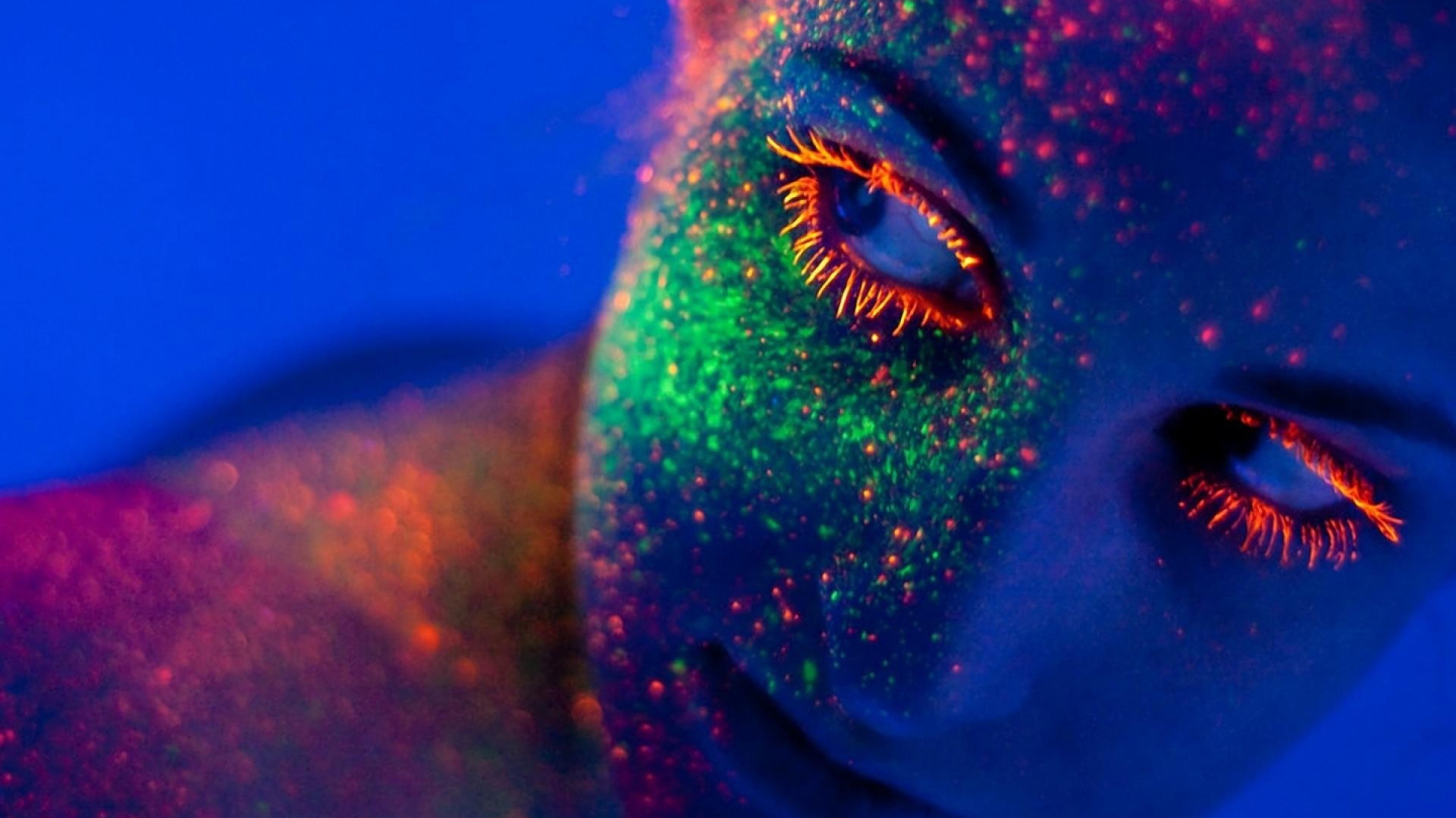 Неоновая краска на лице у девушки