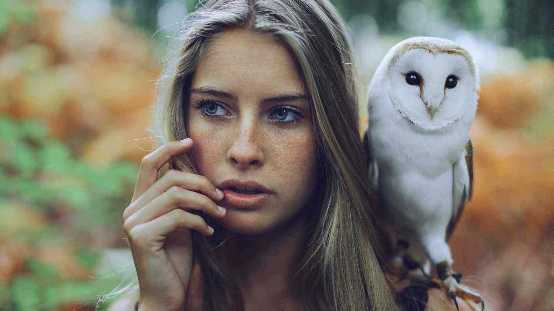 Сова на плече у девушки