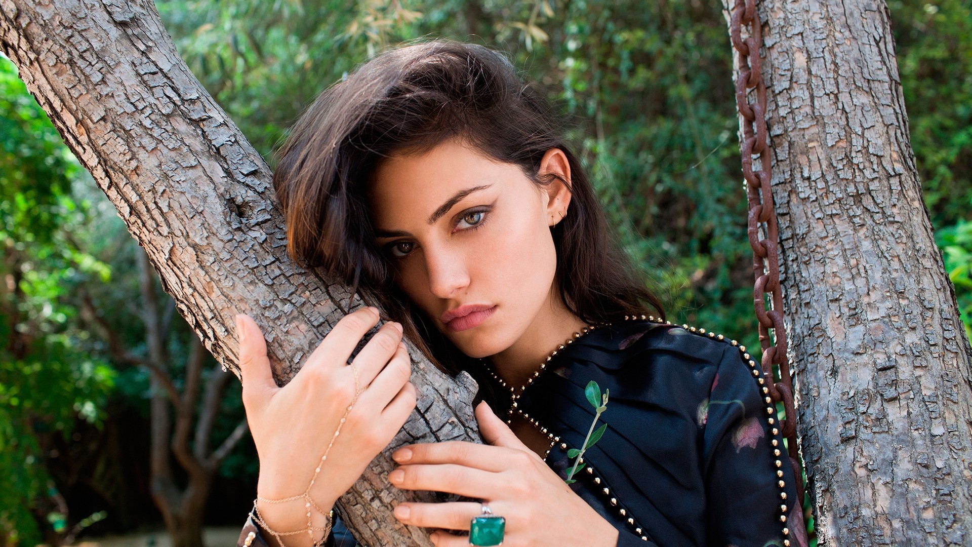 Фиби Тонкин, модель, обняла ствол дерева