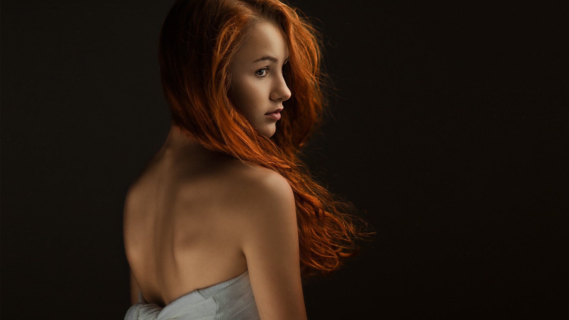 Портрет девушки с рыжими волосами