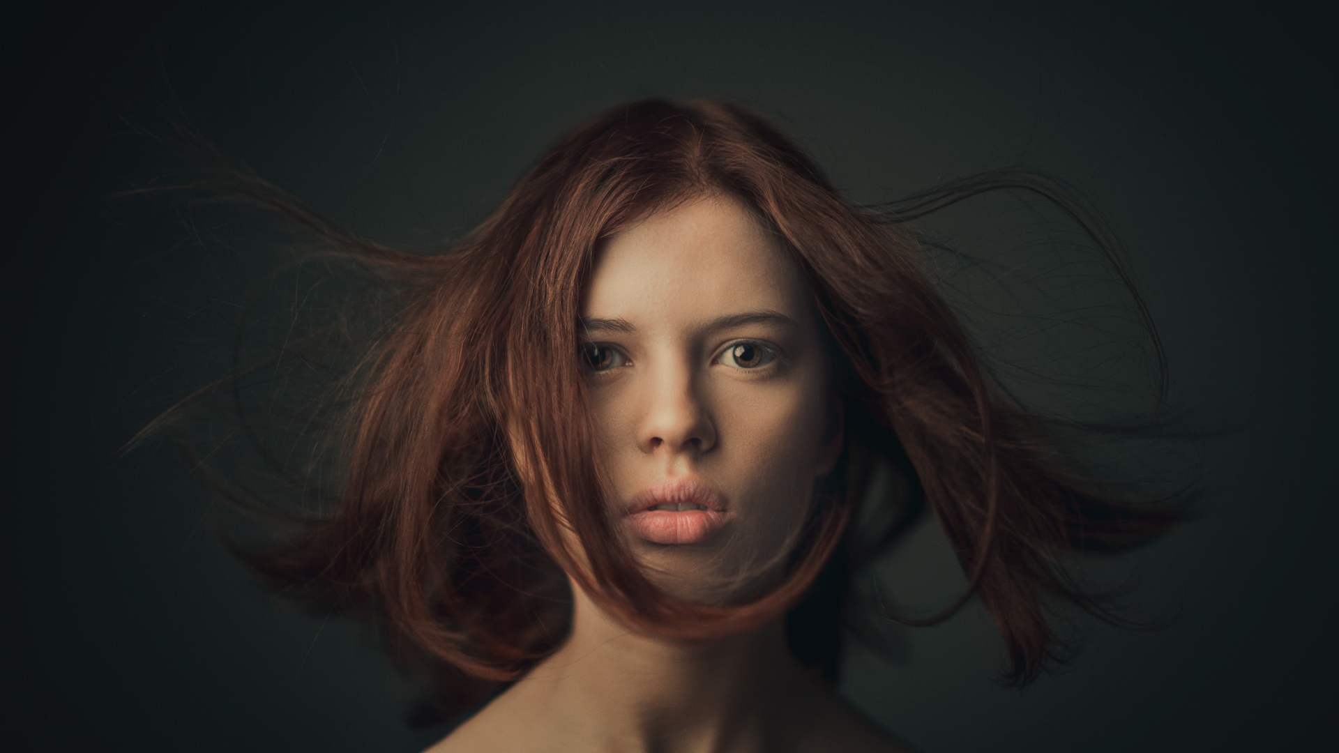 Портретное фото длинноволосой девушки