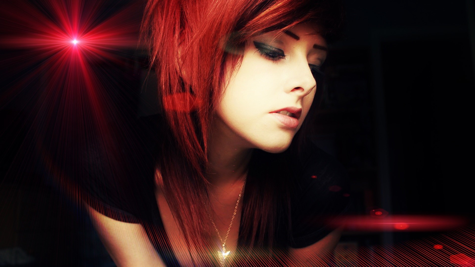 Рыжая девушка в красных лучах