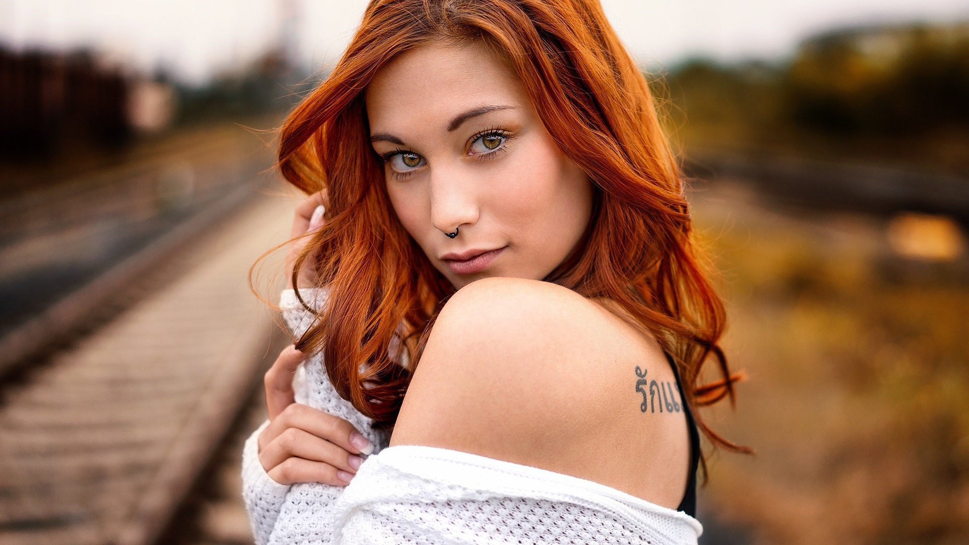 Рыжая девушка с кольцом в носу