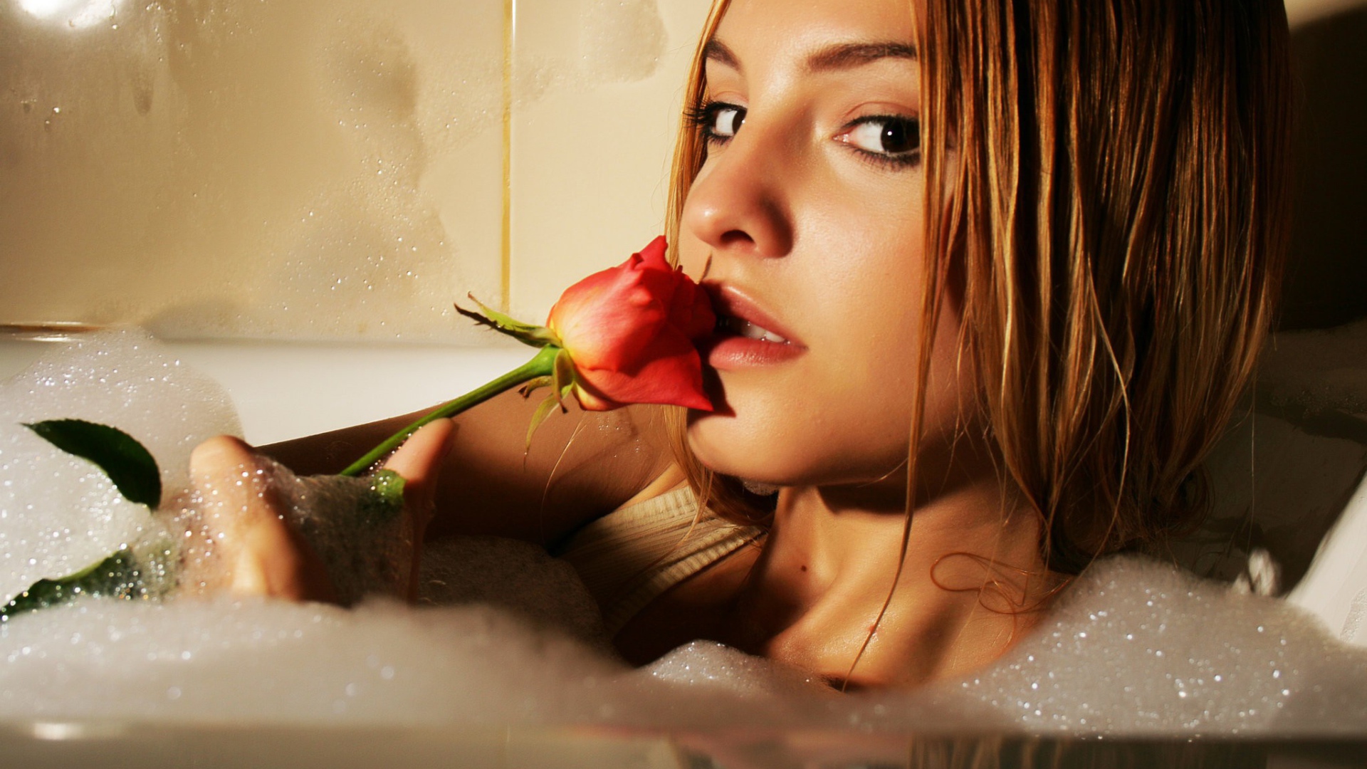 Рыжая девушка с розой купается
