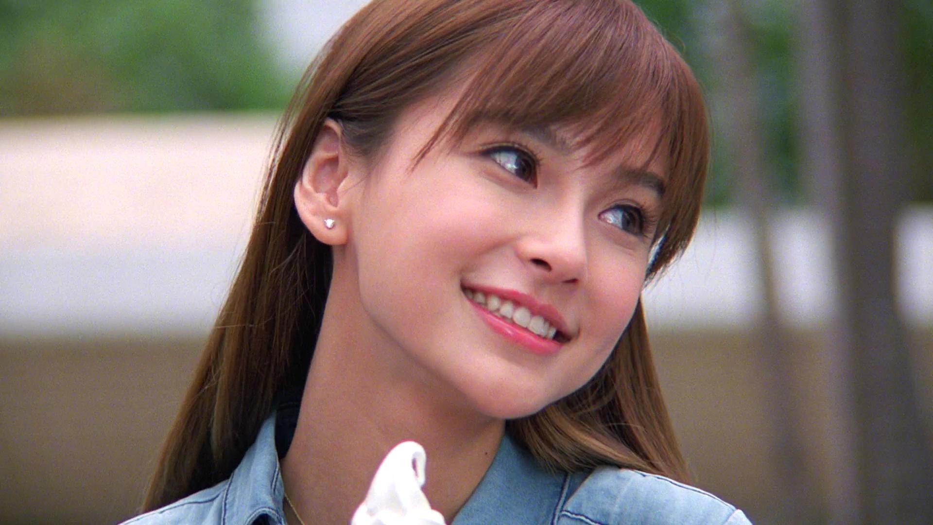 Рыжая девушка японка улыбается