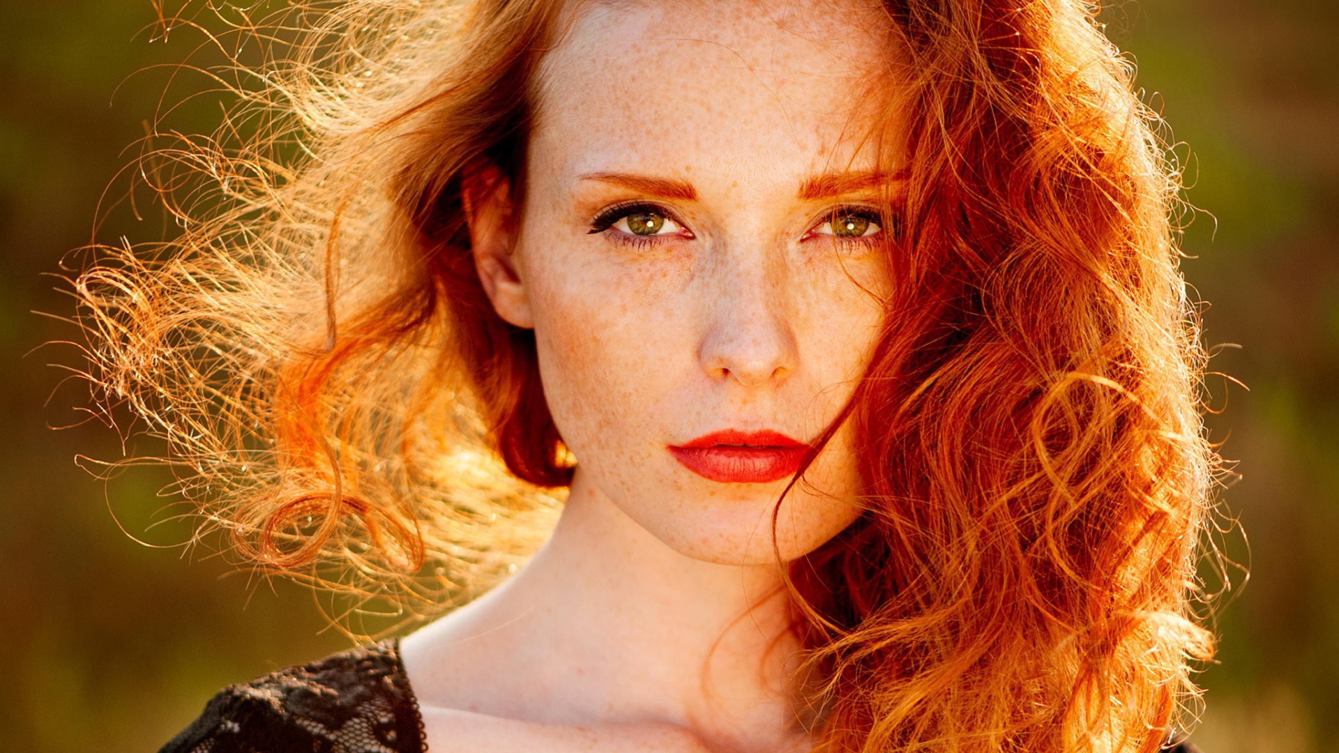 Красные губы у рыжей девушки