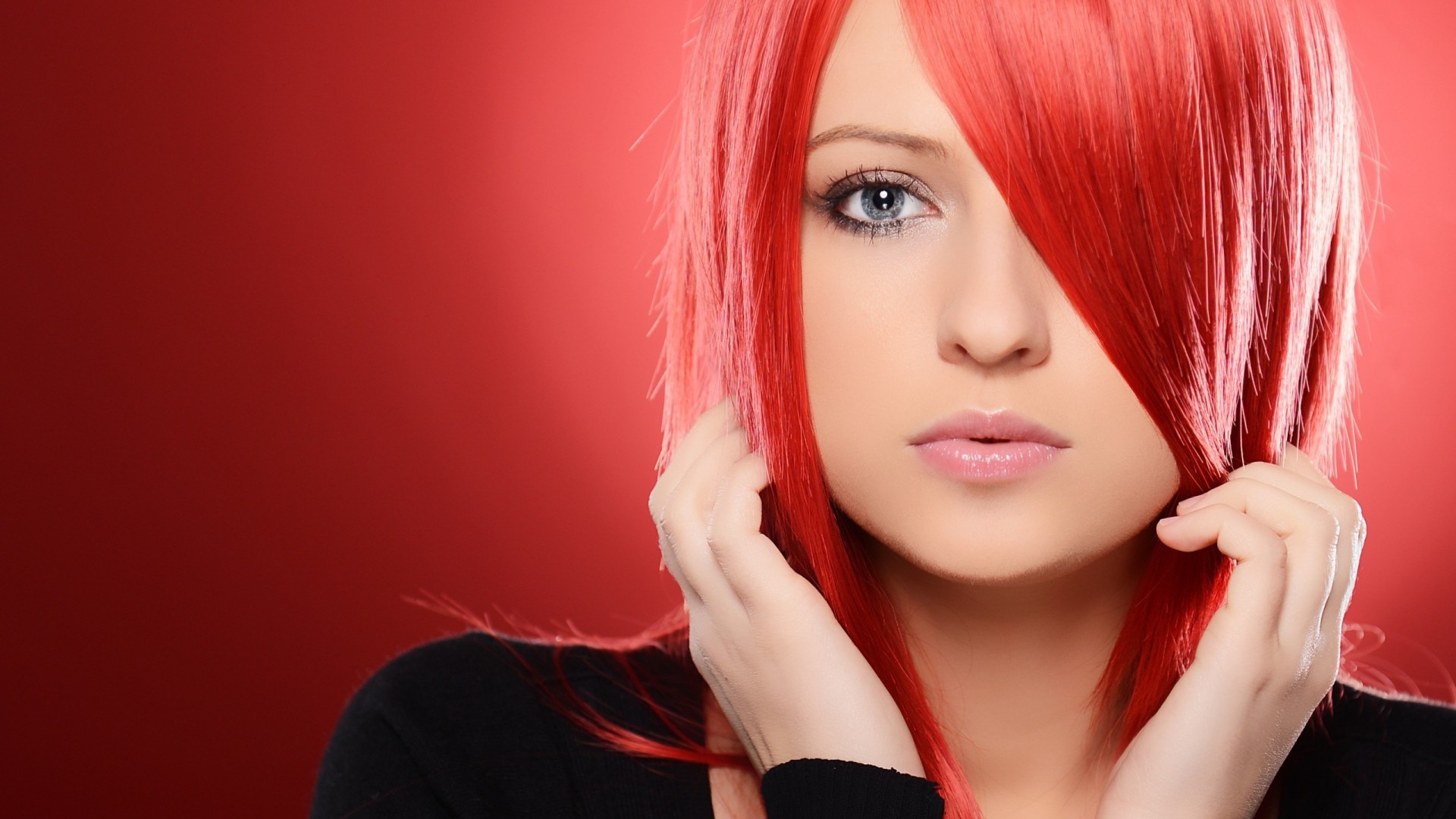 Красноволосая девушка на красном фоне
