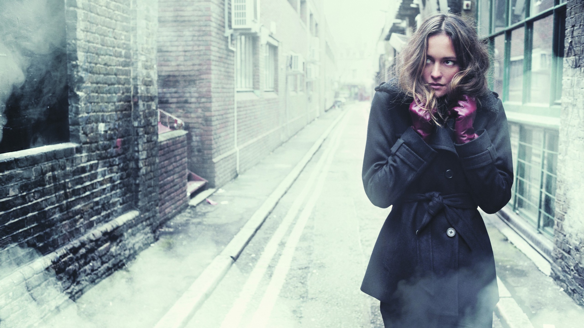 Девушка съежилась от холода