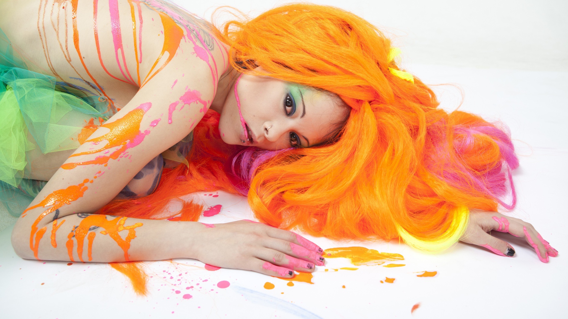 Девушка в красках с оранжевыми волосами