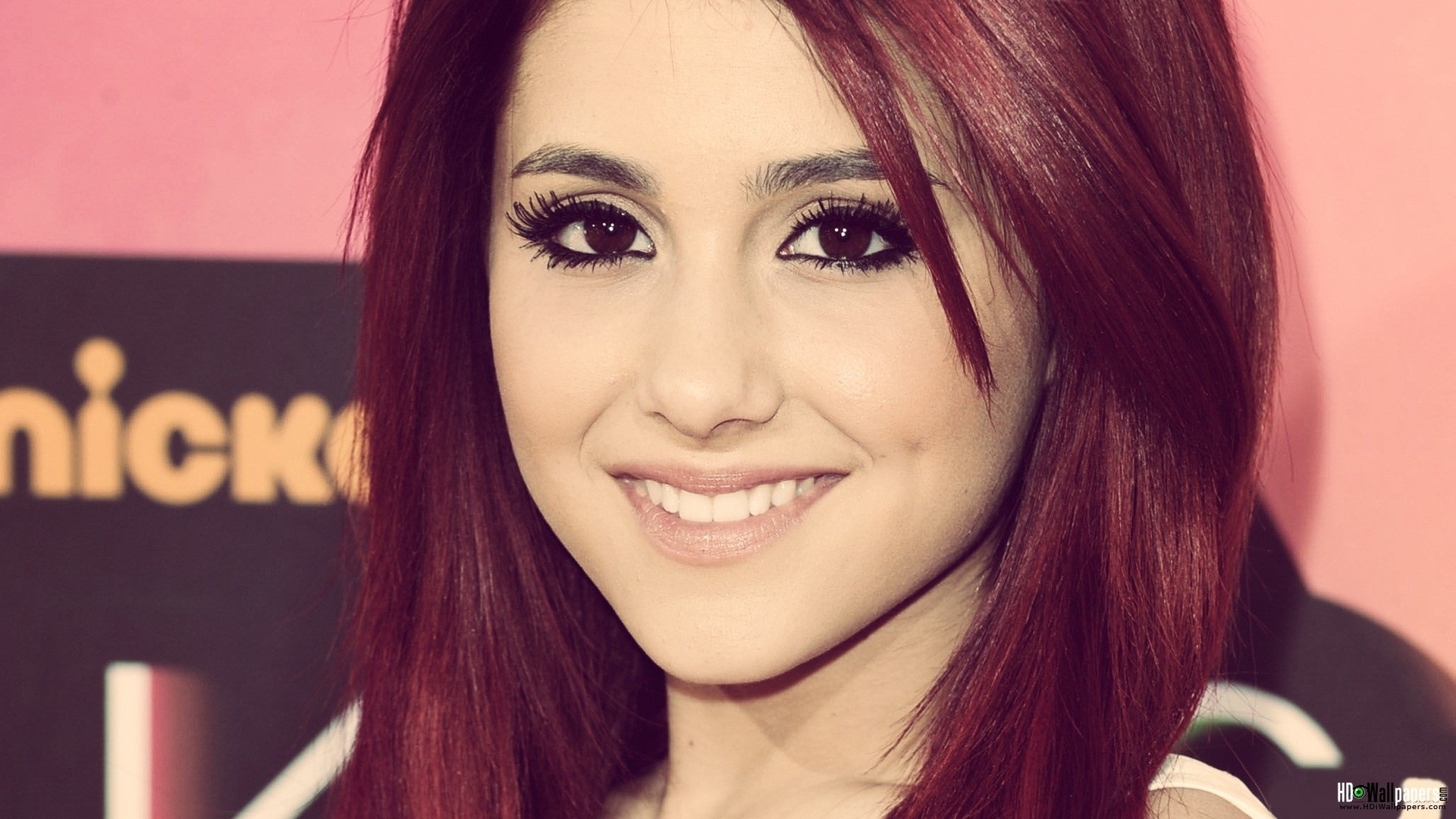 Улыбка девушки Ариана Гранде