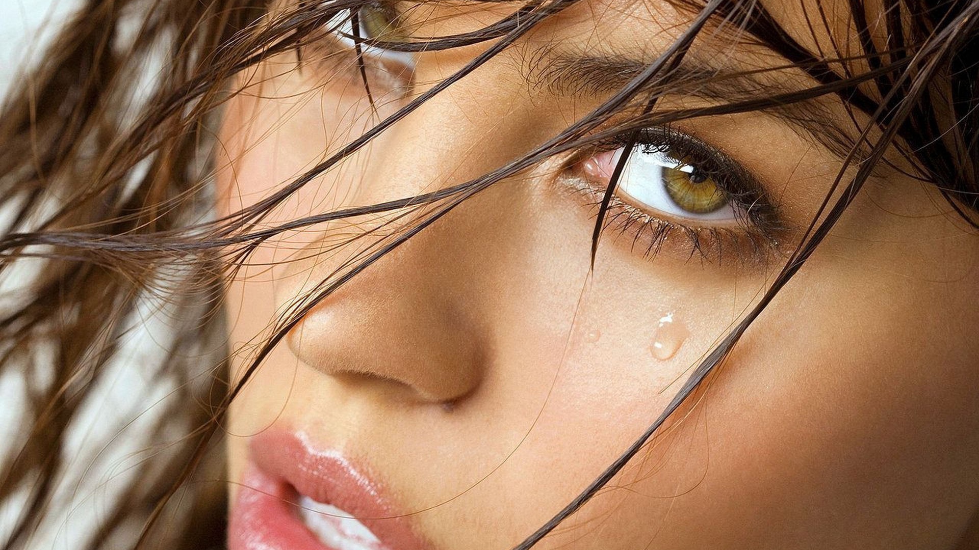 Слеза на лице расстроенной девушки
