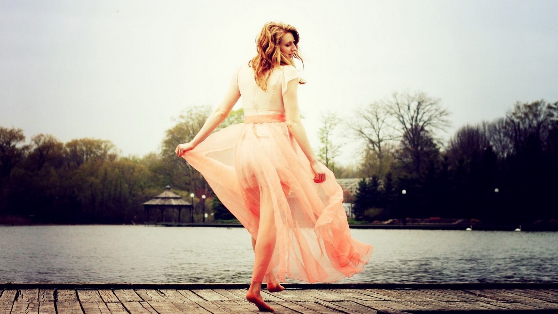 Девушка в розовом платье на набережной