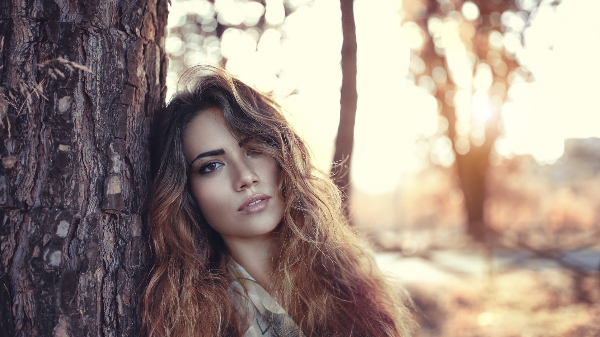 Девушка у дерева, портрет