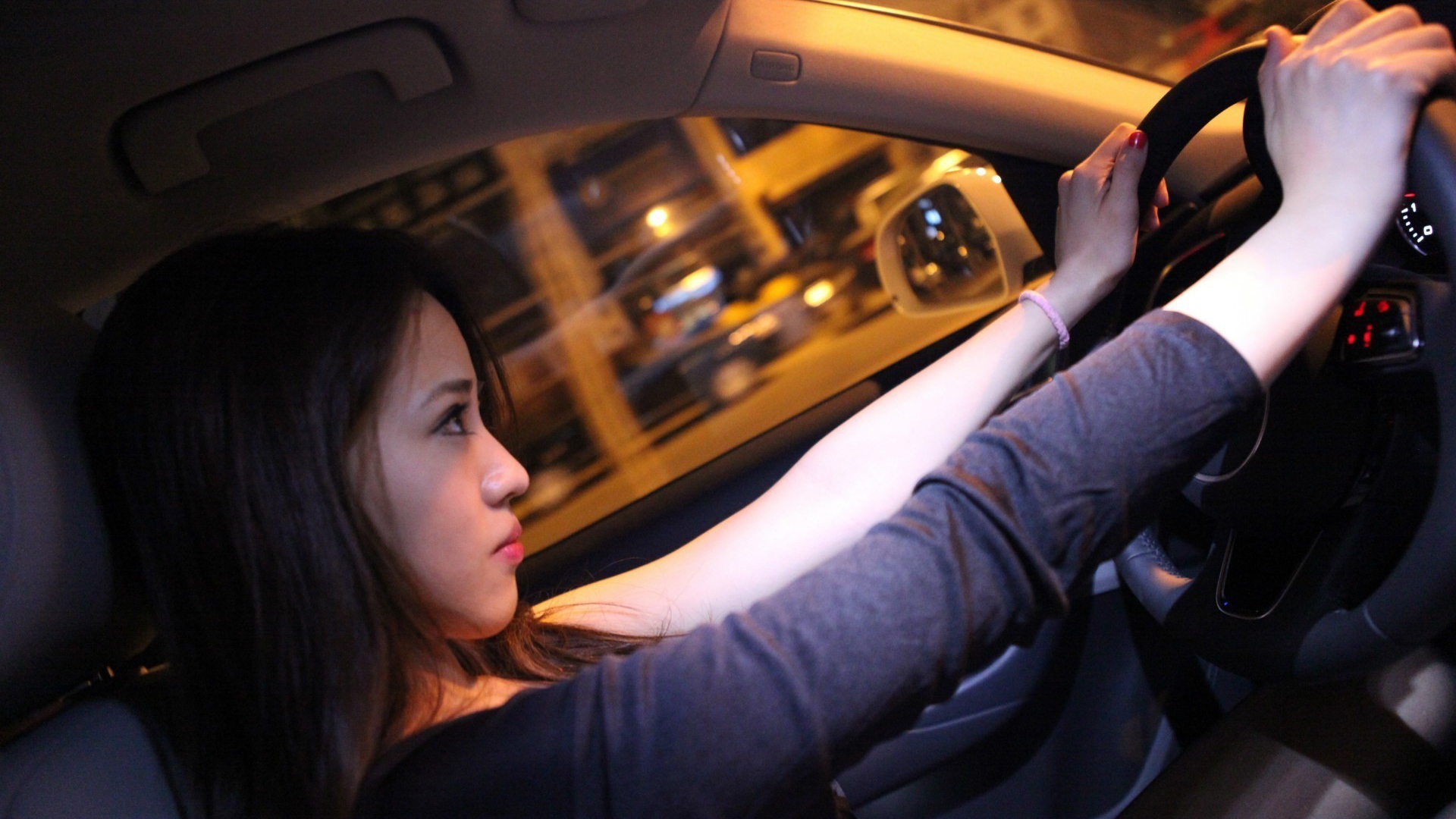 Девушка гонщица за рулем Audi Q3