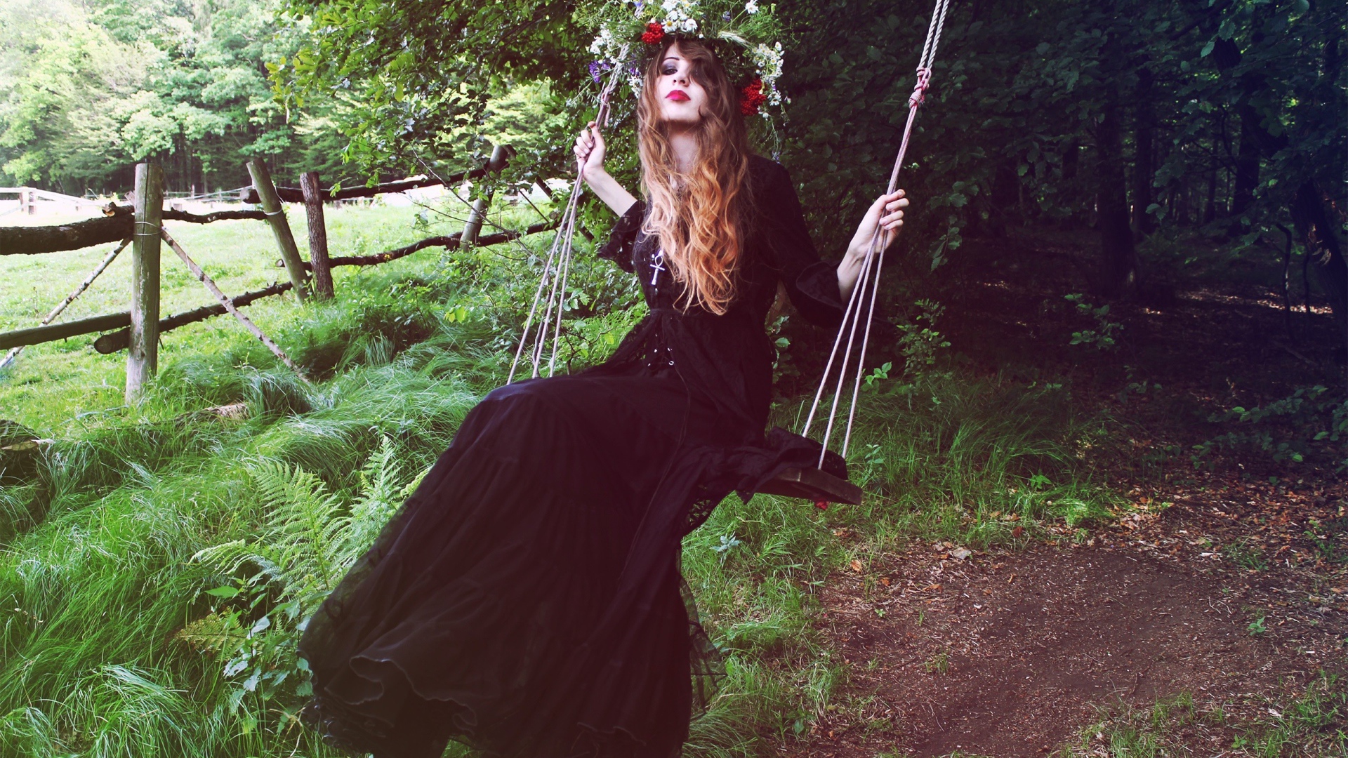 Девушка в черном платье на качели