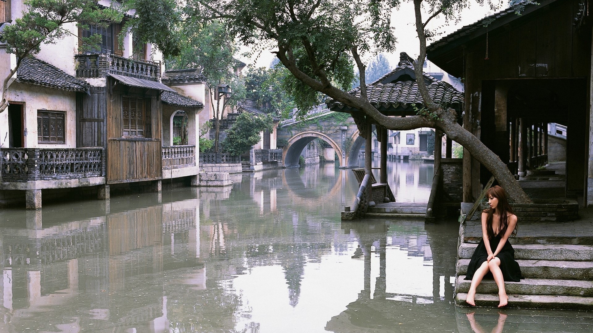 Девушка смотрит на затопленную улицу