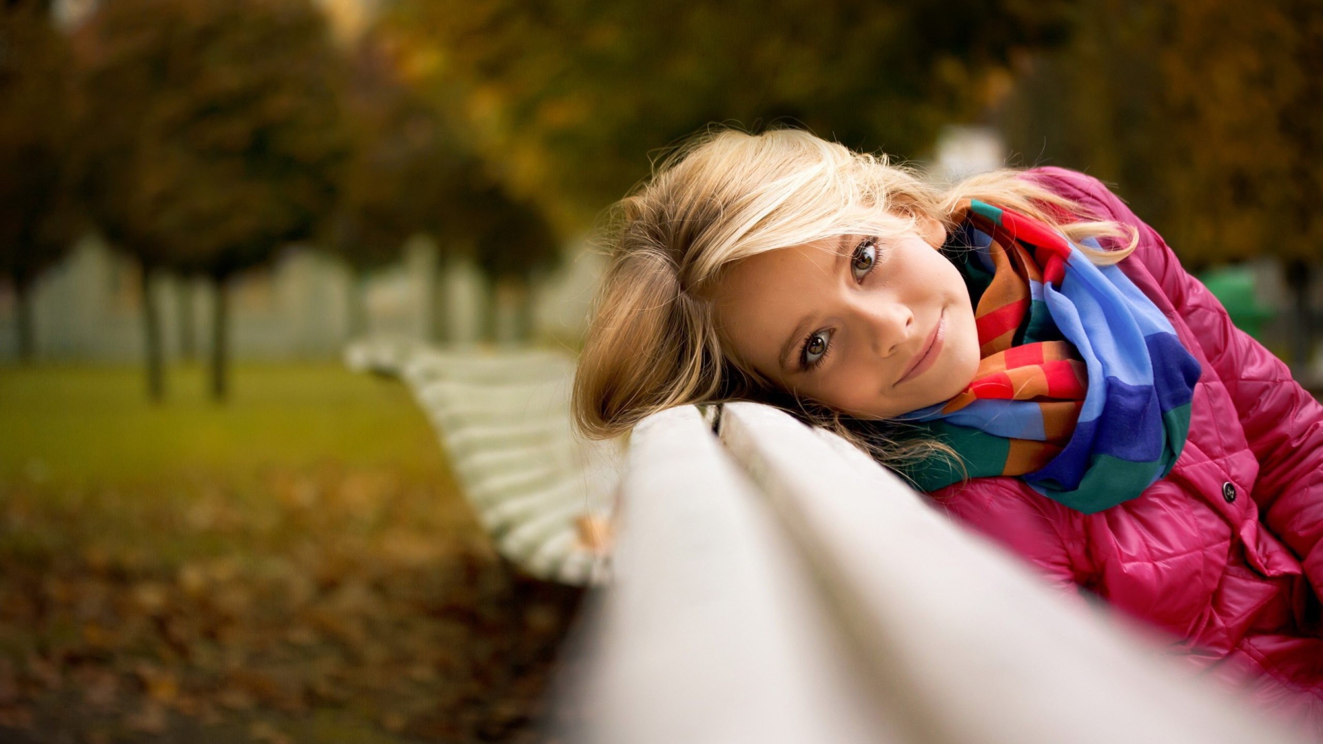 Девушка на скамье в осеннем парке