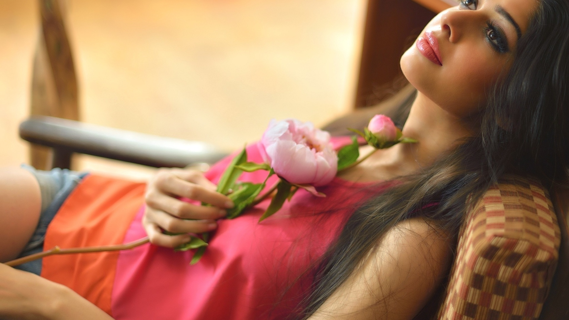 Девушка лежит с цветком на груди