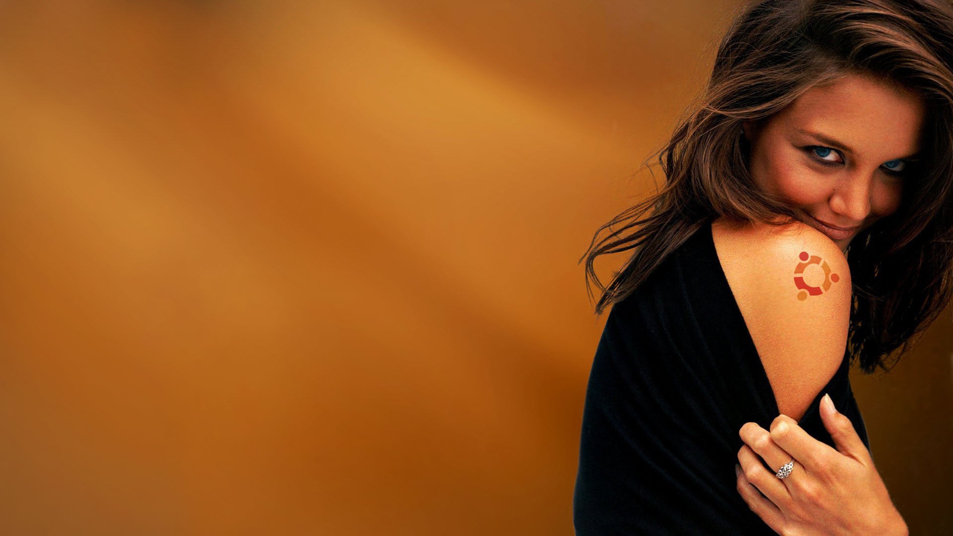 Девушка с татуировкой Ubuntu на плече