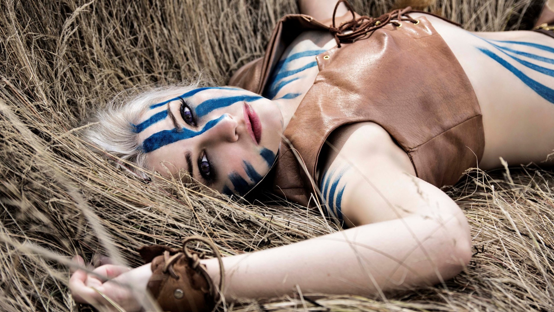 Девушка с синей раскраской на теле