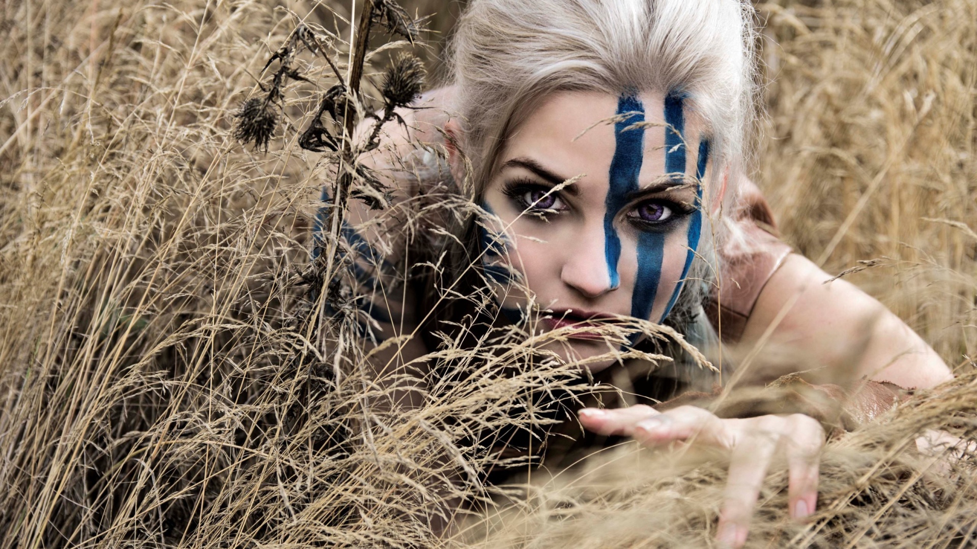 Девушка с синей раскраской на лице