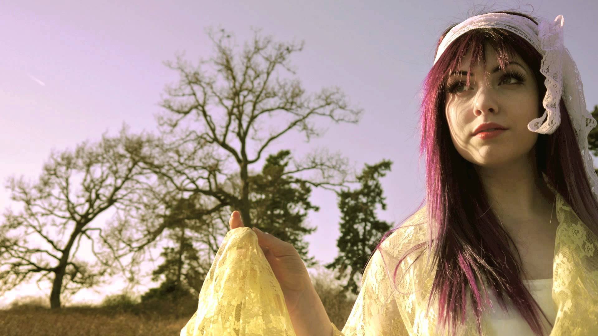 Veela на фоне дерева