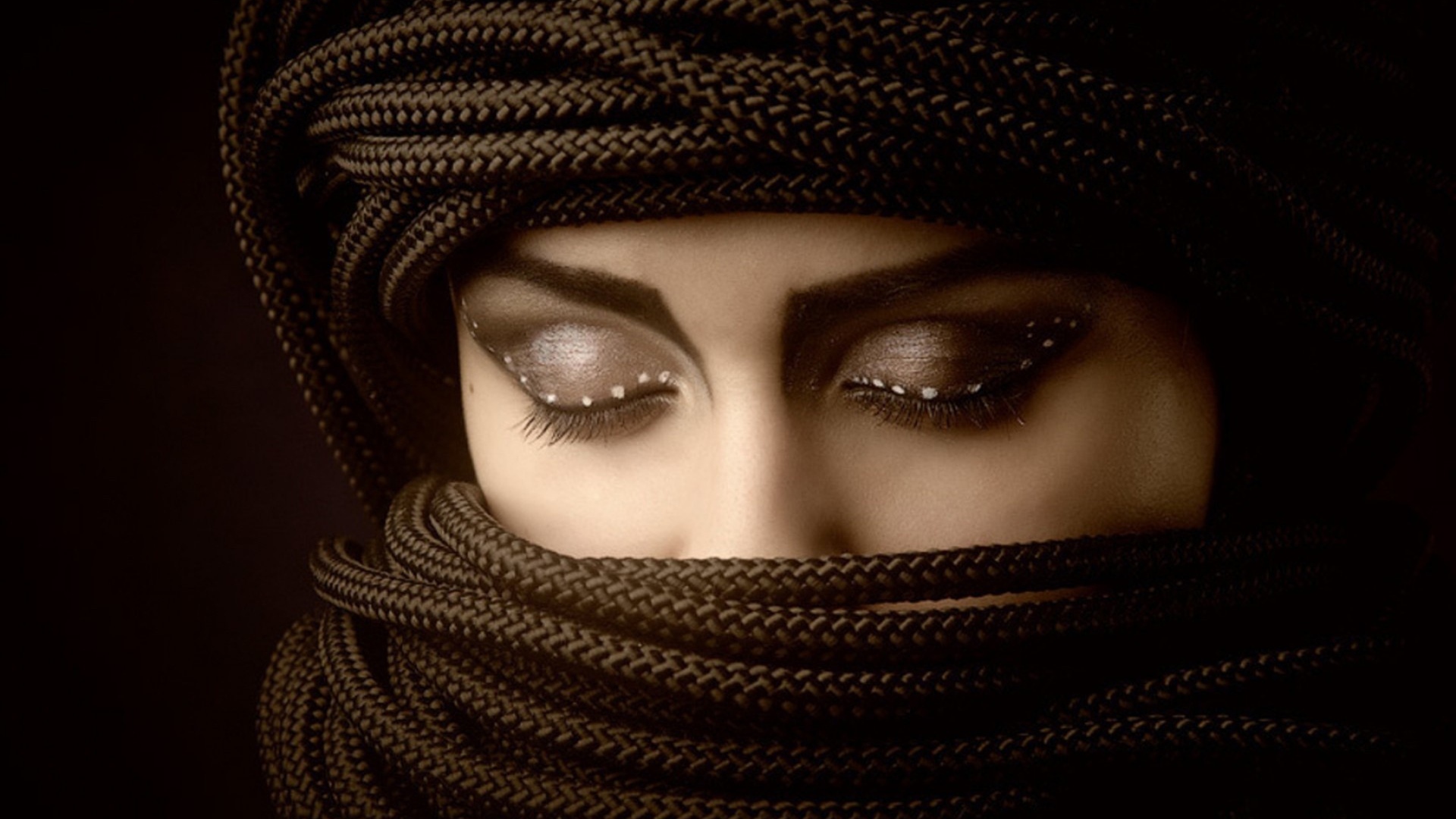 Паранджа на девушке из черных веревок