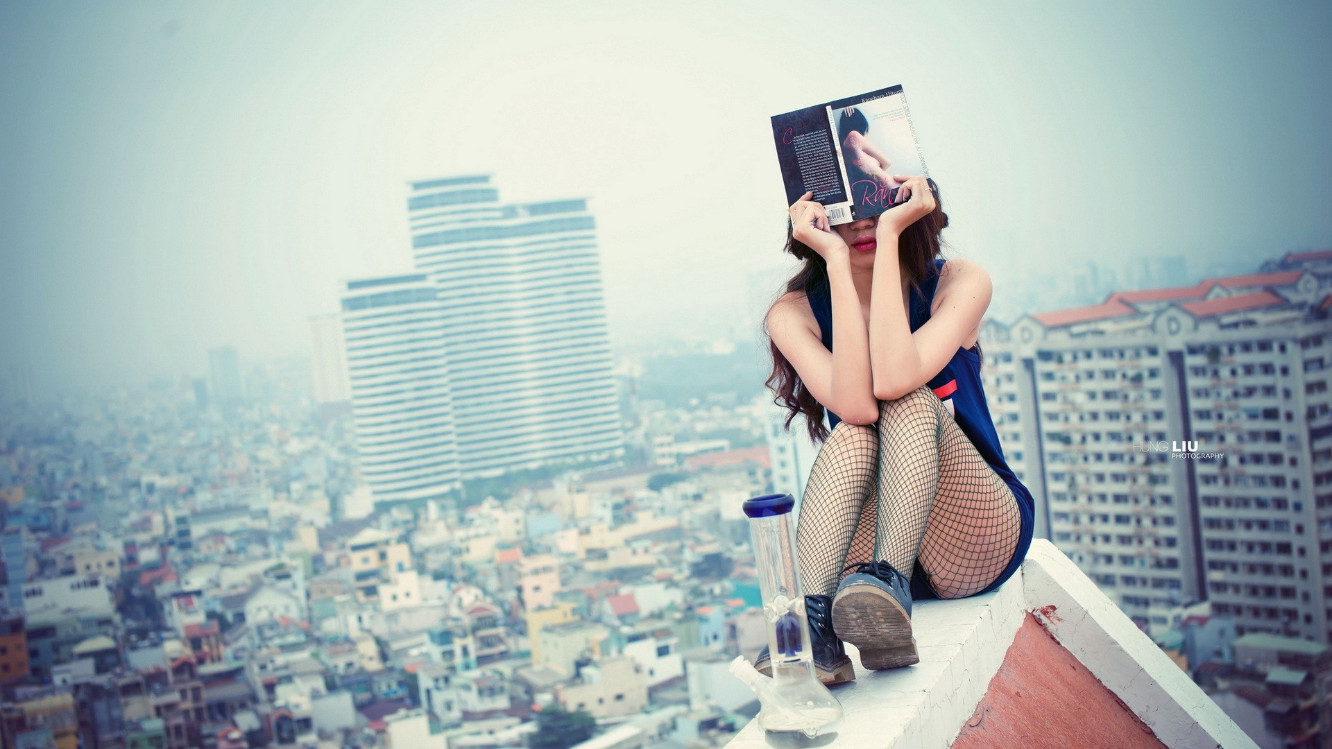 Женщина с книгой на крыше