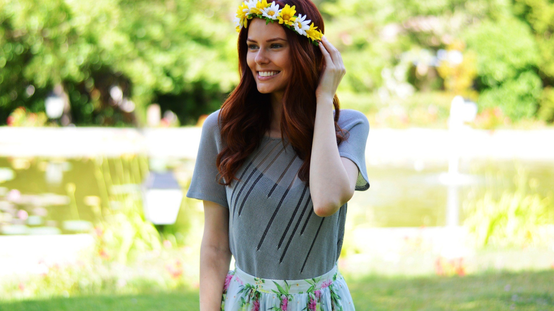 Венок из цветов на голове девушки