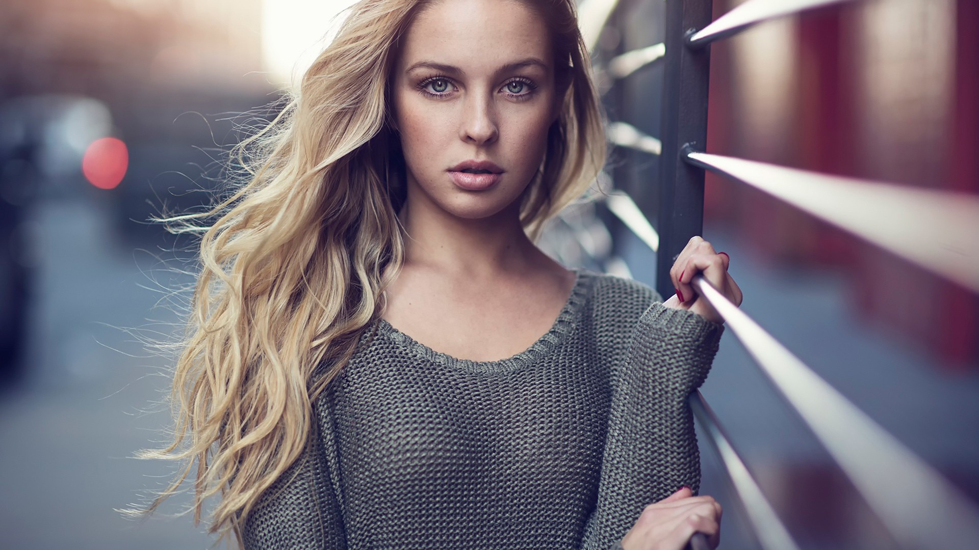 Портрет русой девушки у перил