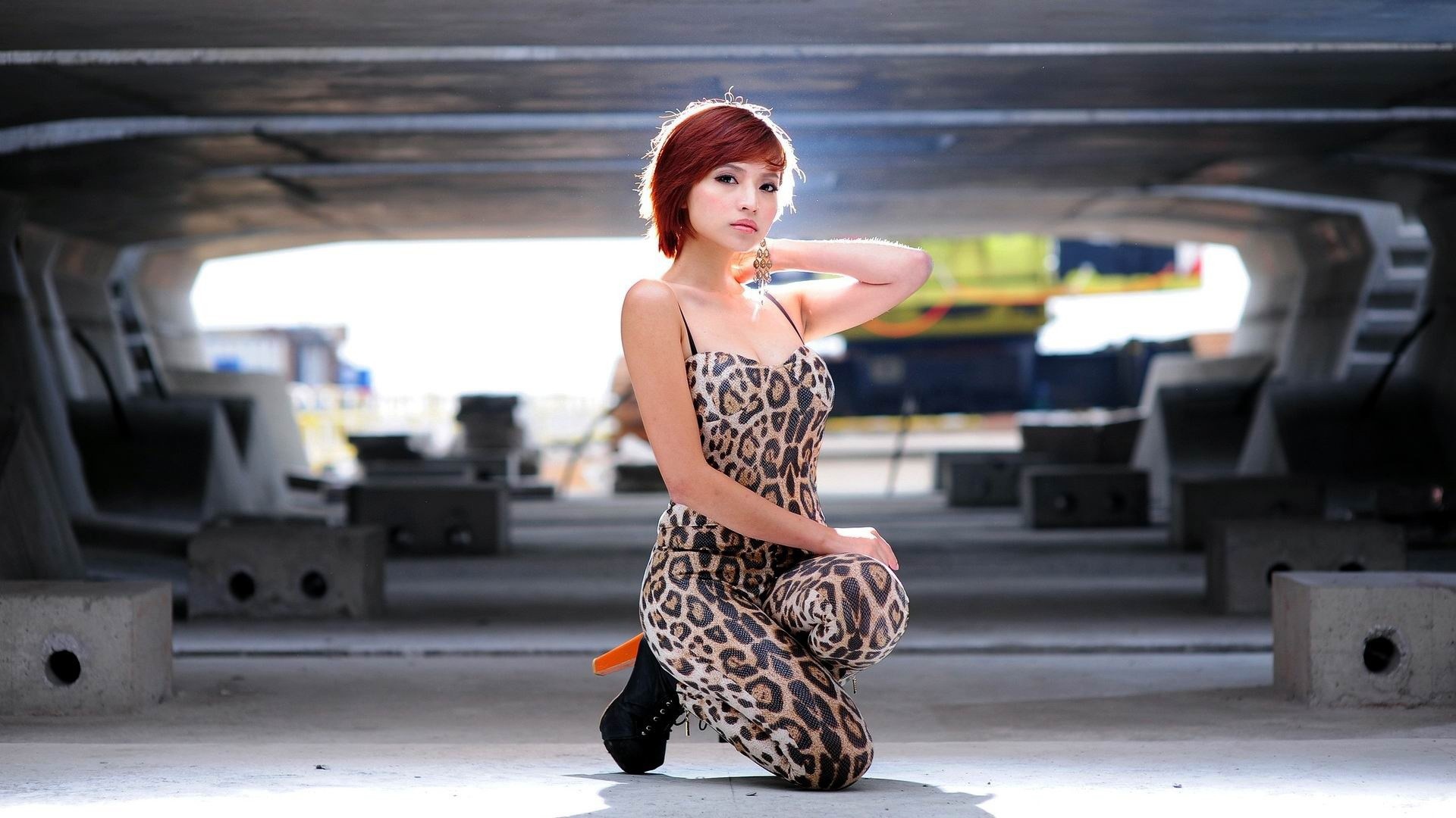 Азиатская модель позирует под мостом