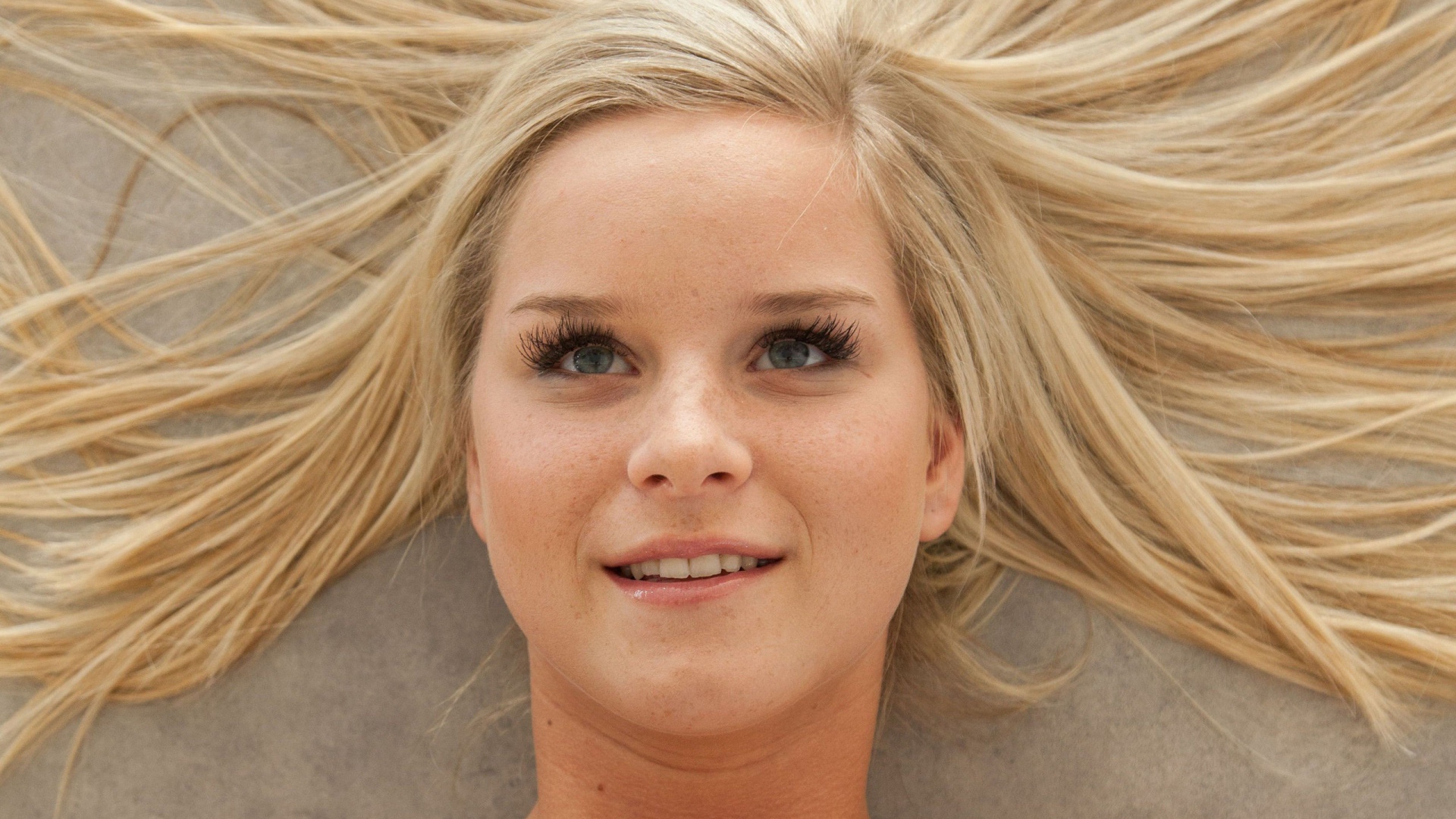 Блондинка модель Мэри Квин