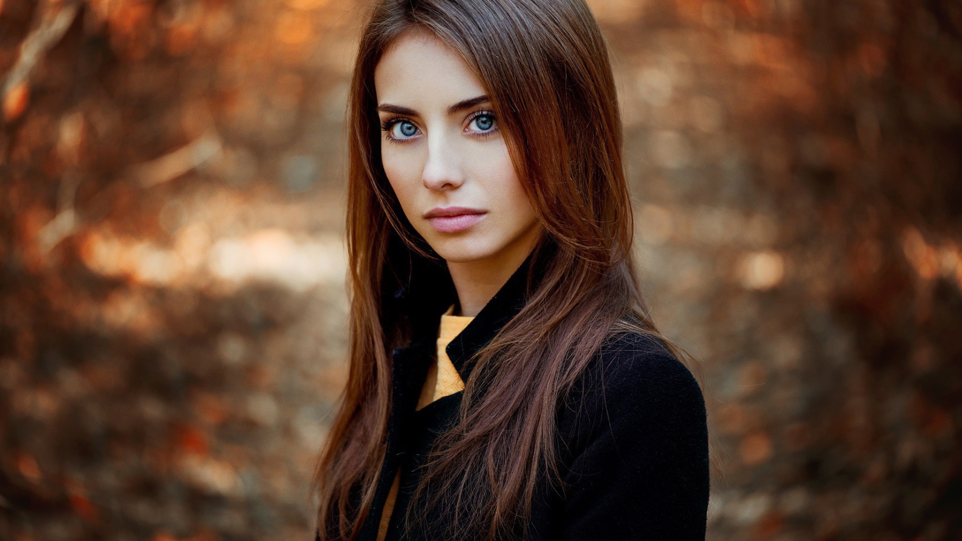 Брюнетка на размытом фоне, фото Анна Неврева