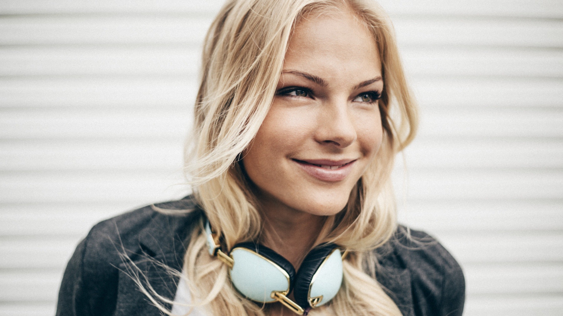 Дарья Клишина с наушниками на шее