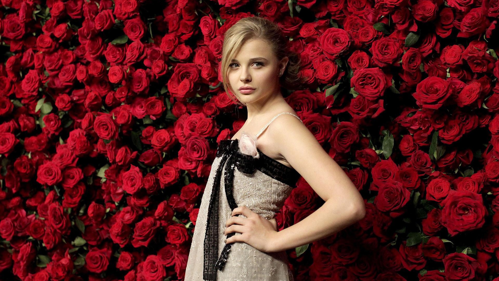 Модель Хлоя Грэйс у стены из роз