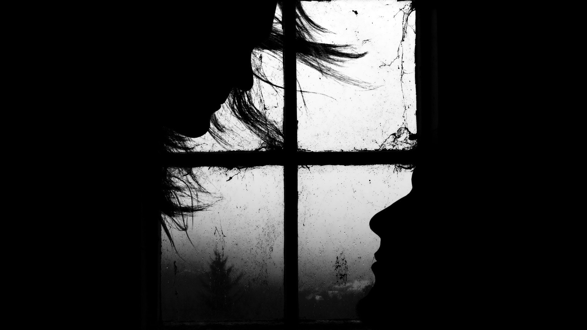 Силуэты влюбленных на фоне окна