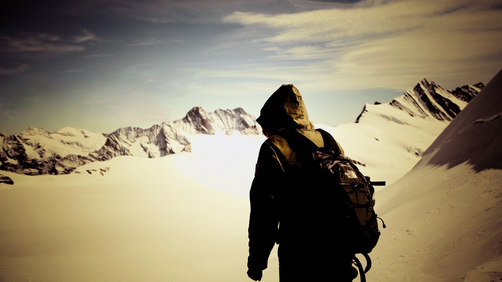 Одинокий альпинист в горах