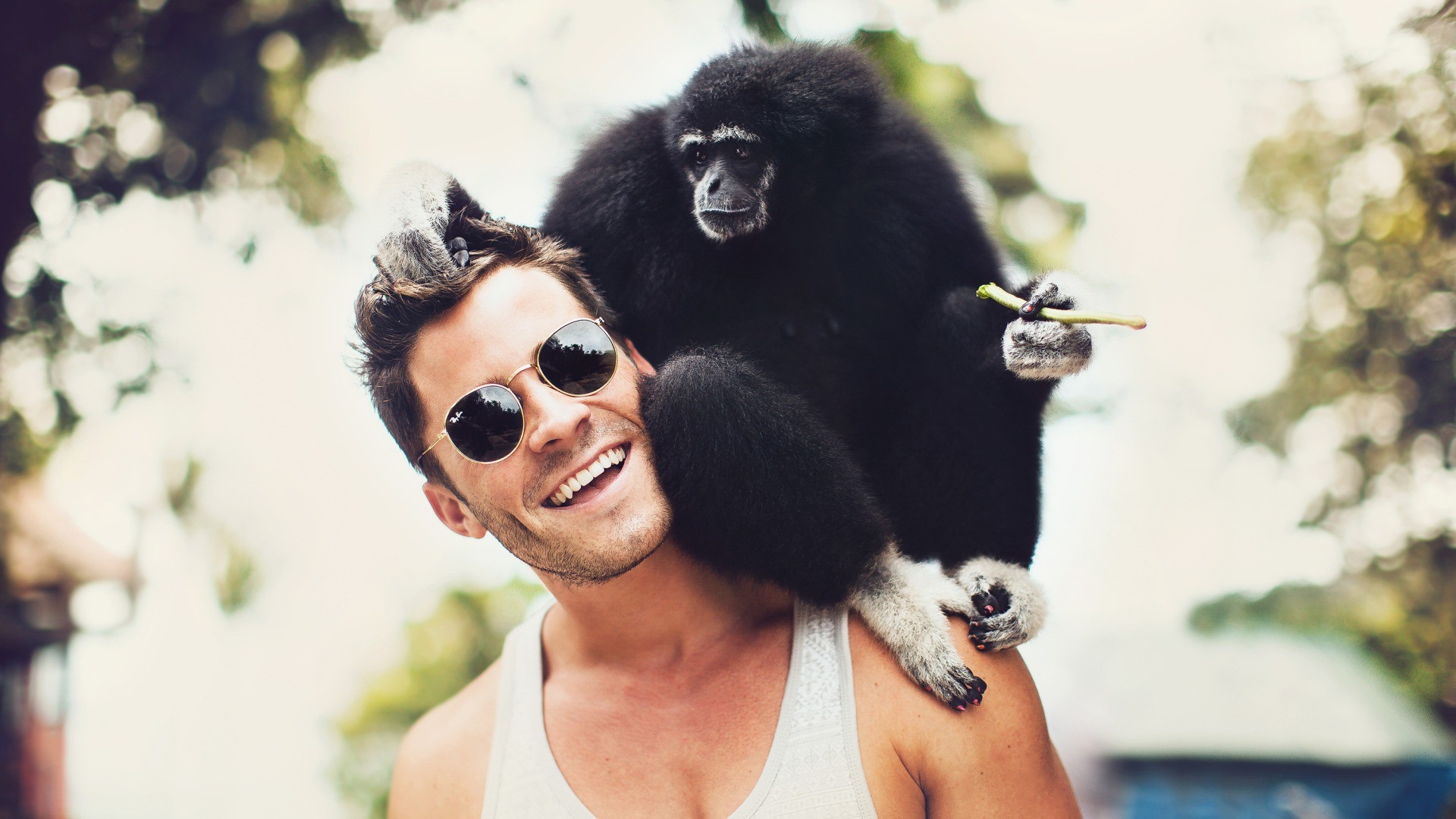 Обезьяна на плече у мужчины