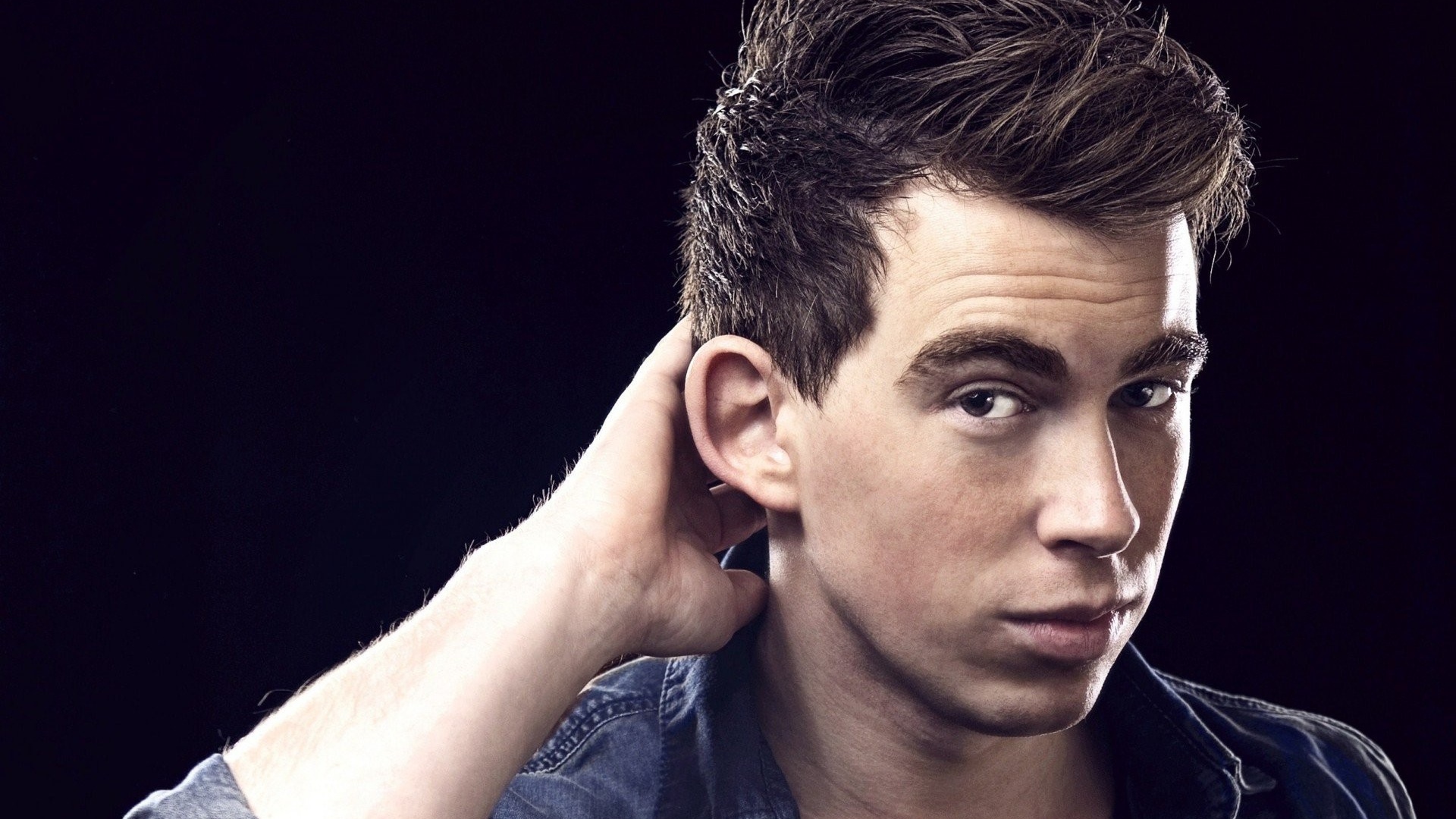 Молодой парень чешет затылок