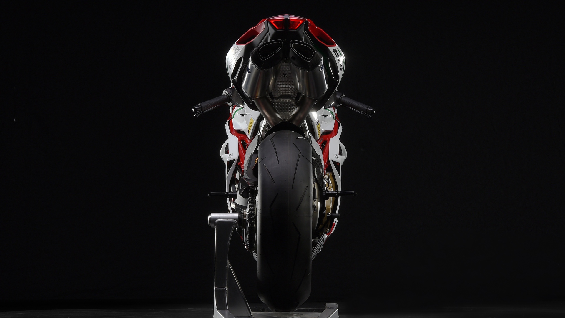 Вид сзади на мотоцикл MV Agusta F4 RC