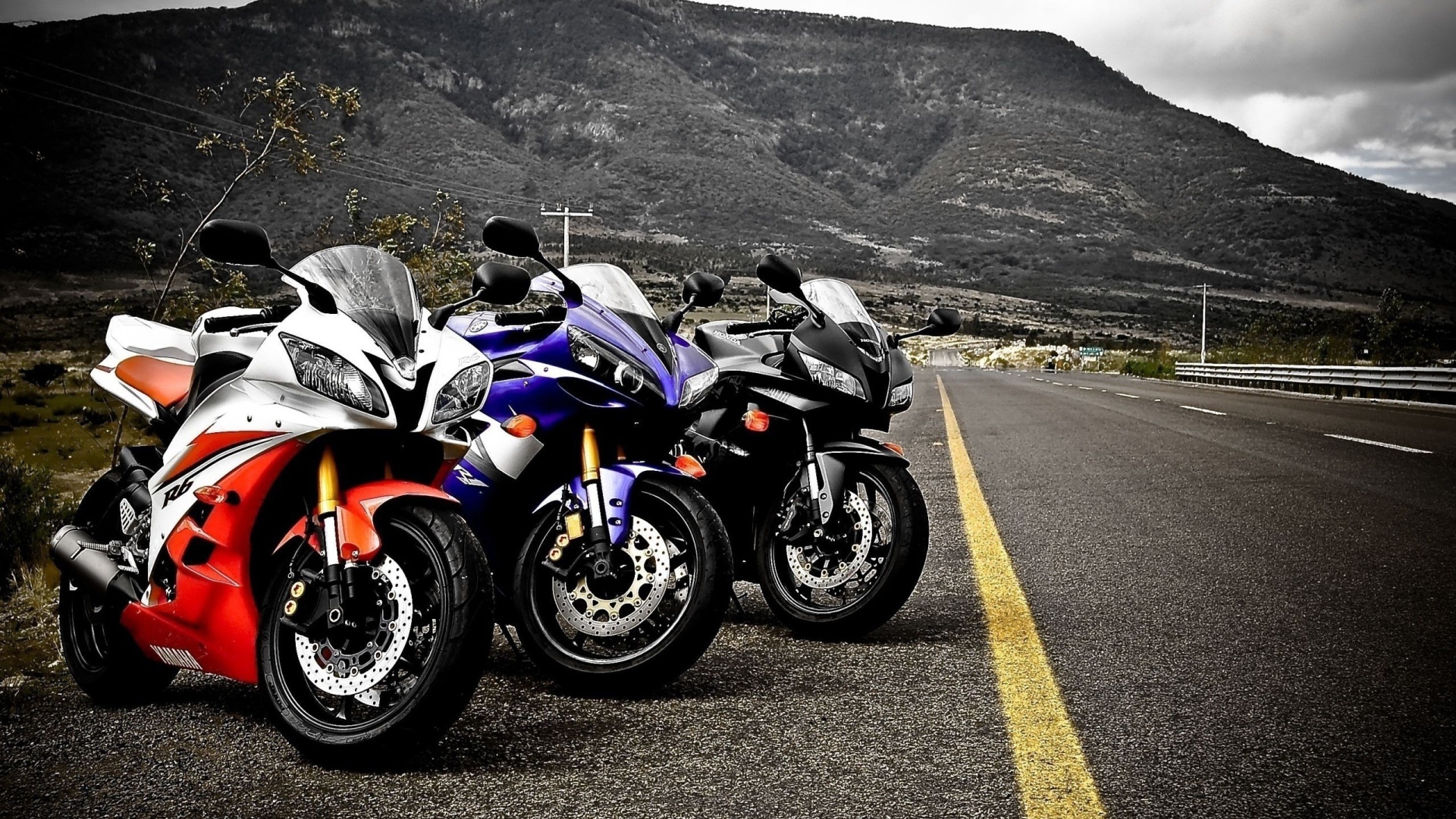Три мотоцикла на обочине шоссе