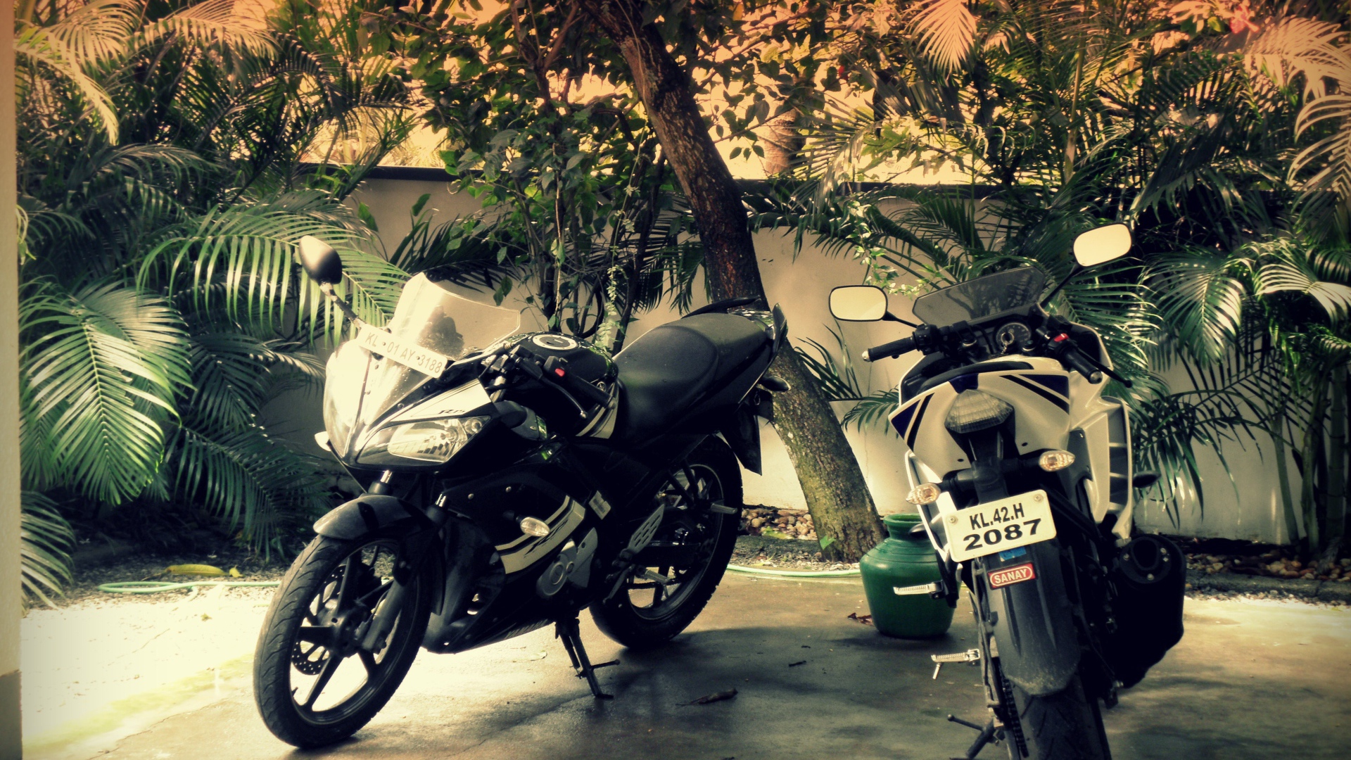 Два мотоцикла во дворе