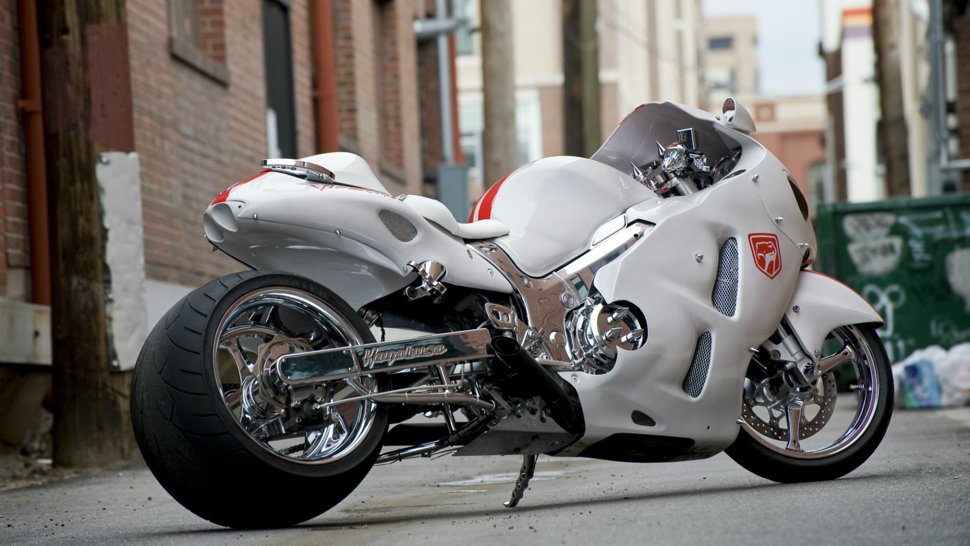 Белый мотоцикл Suzuki GSX1300R Hayabusa