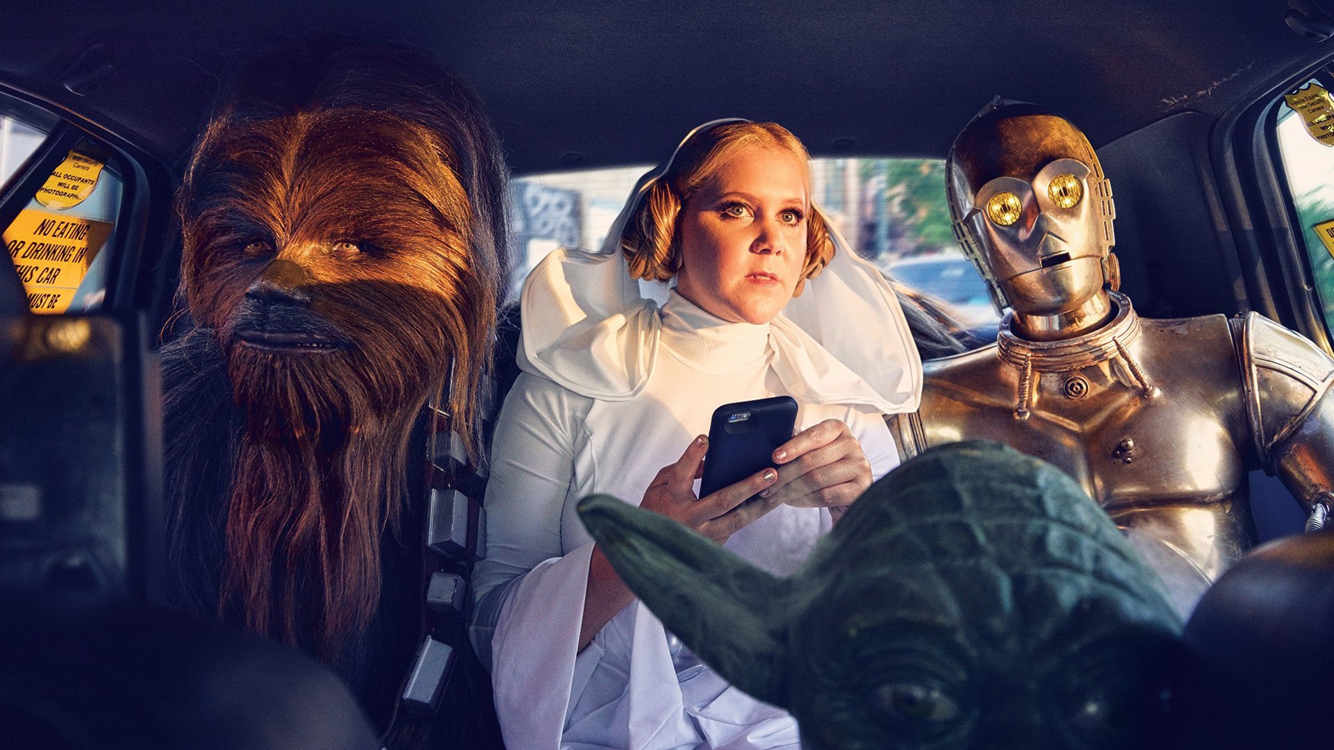 Герои Звездных войн едут в автомобиле