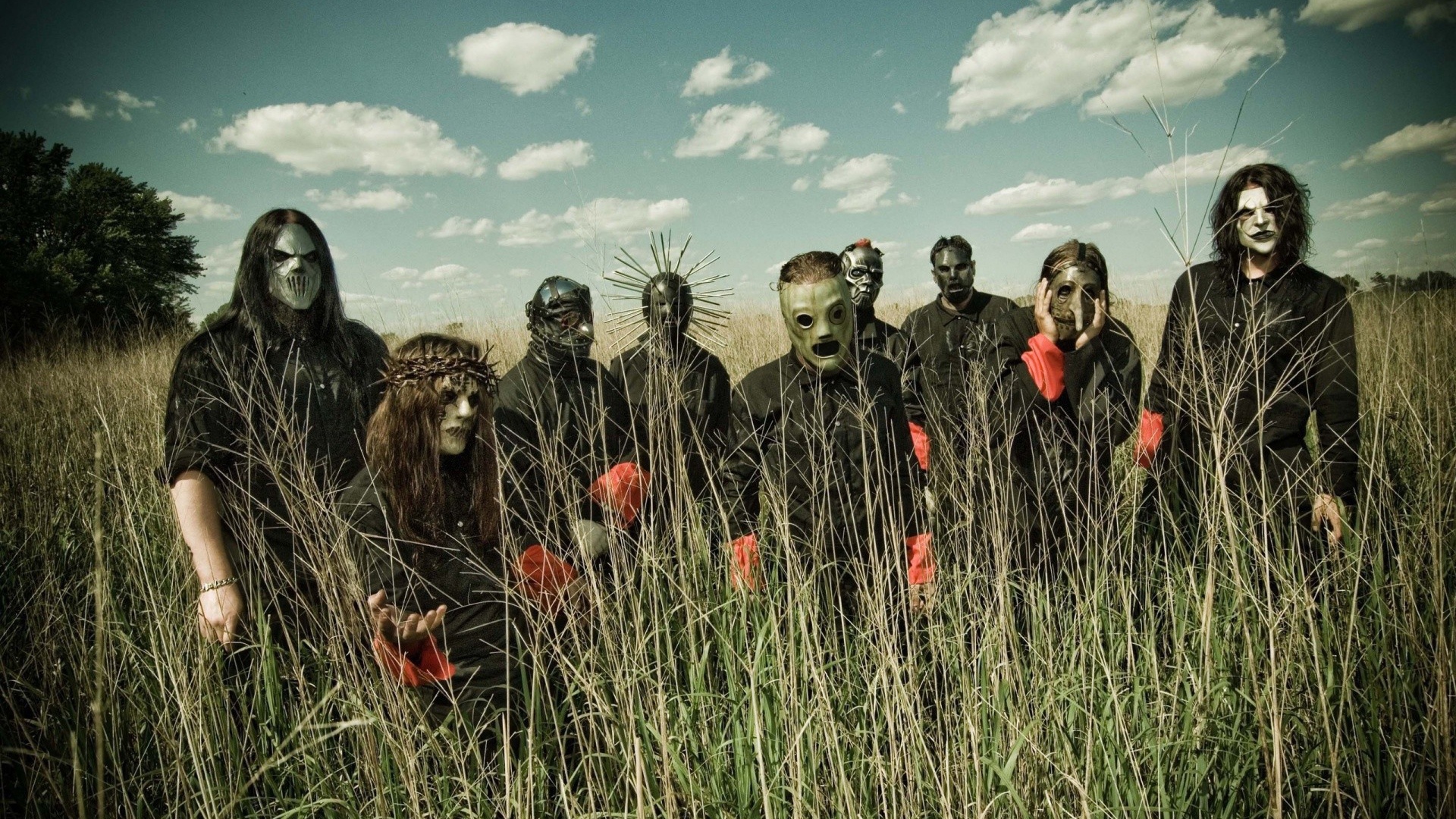 Группа Slipknot в сухой траве на поле