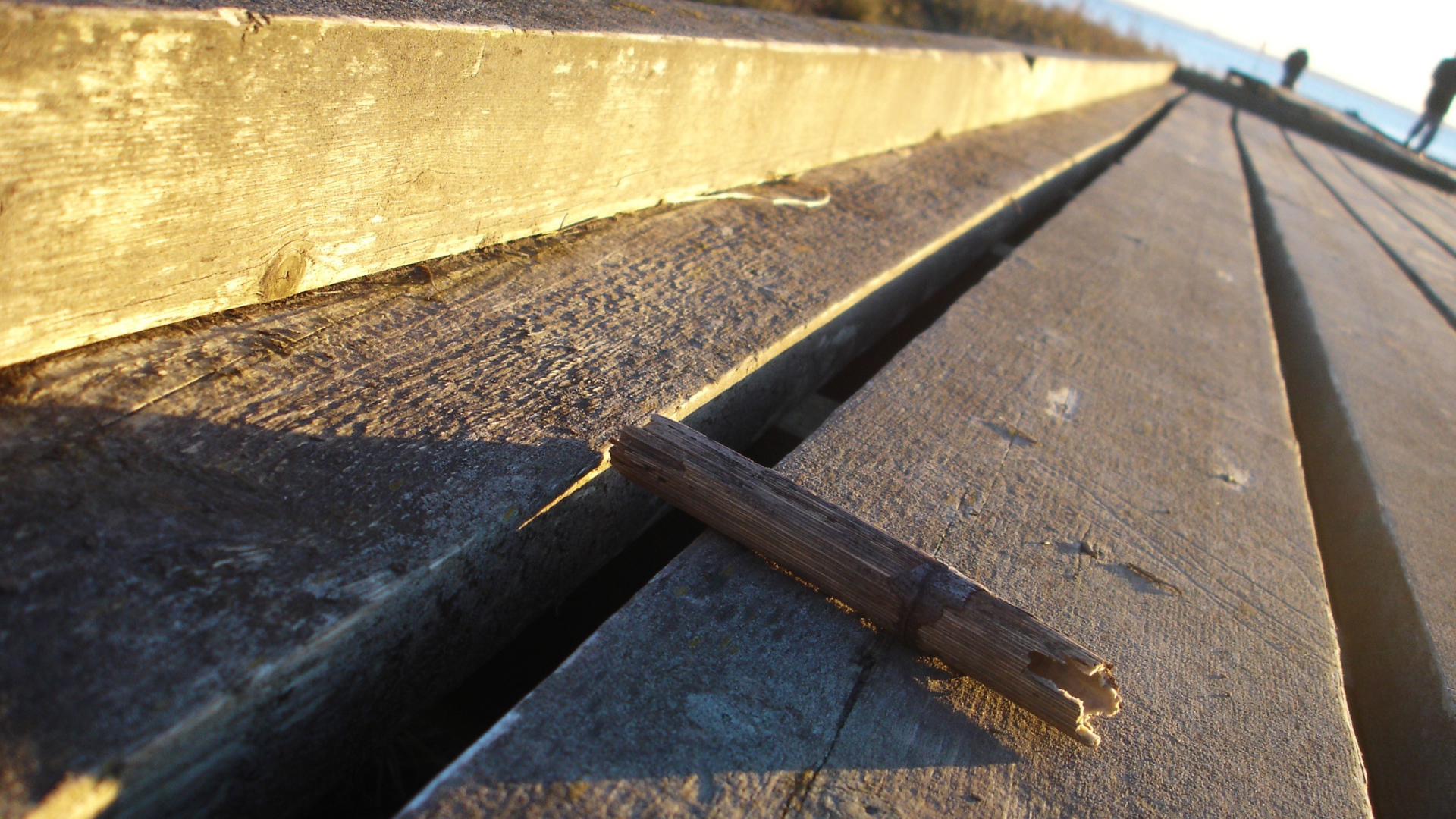 Кусок доски на деревянном помосте