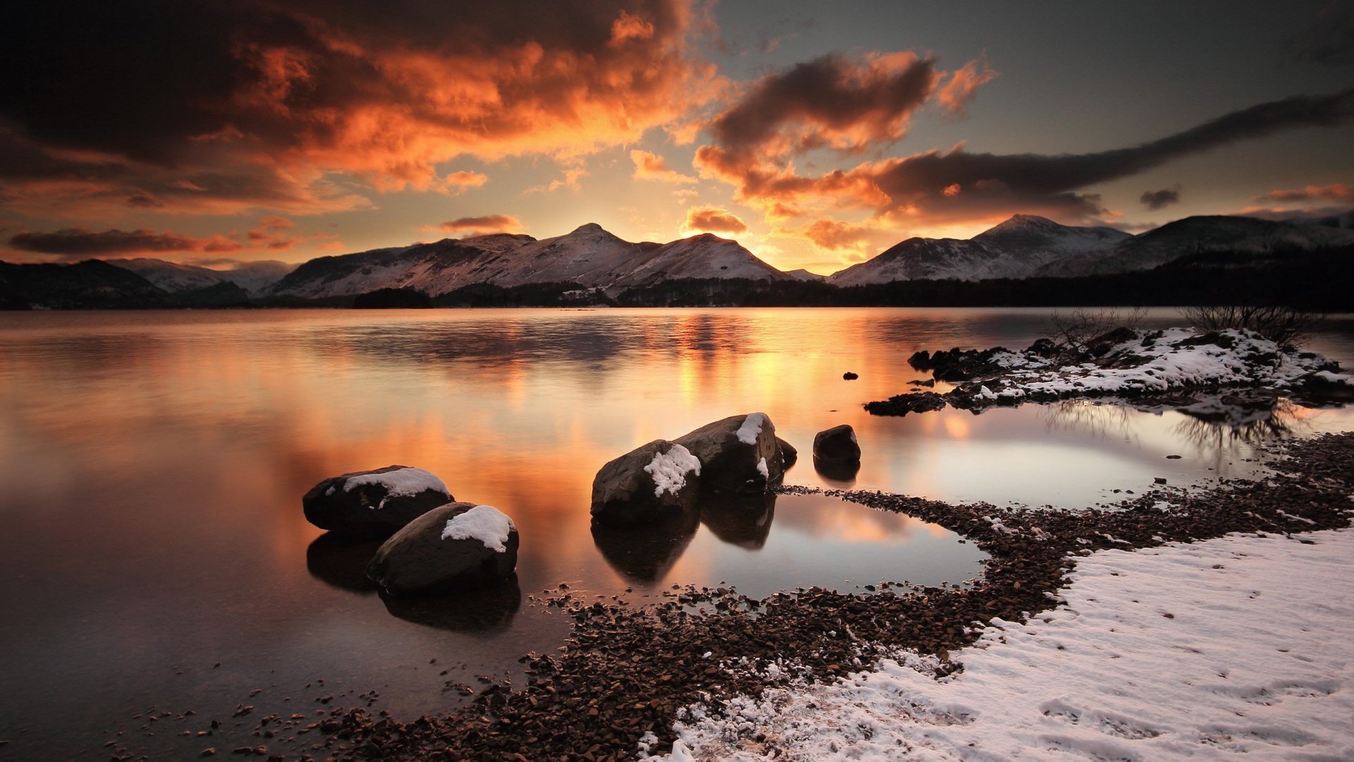 Черные камни у кромки воды