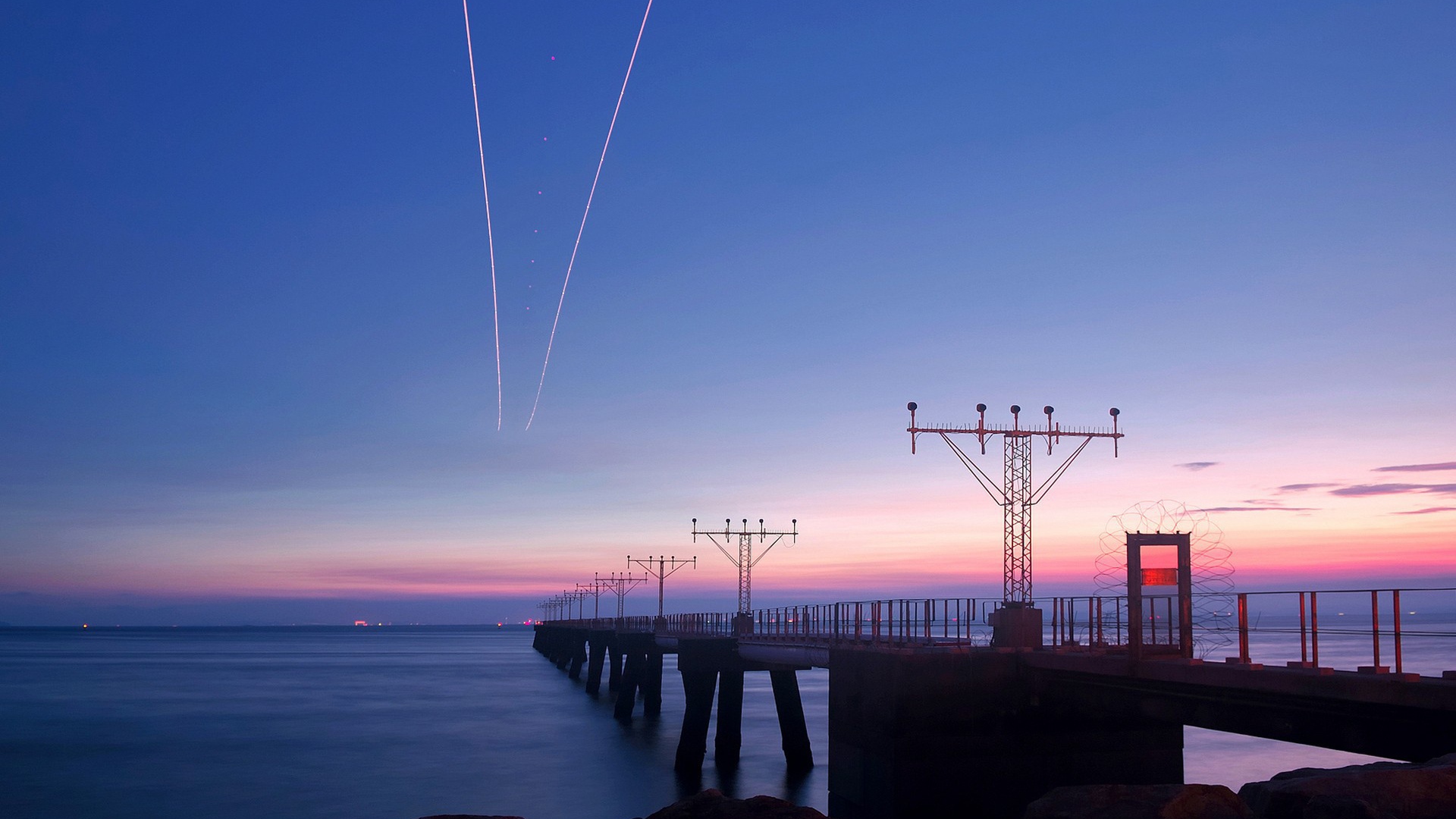 Мост с антеннами в заливе