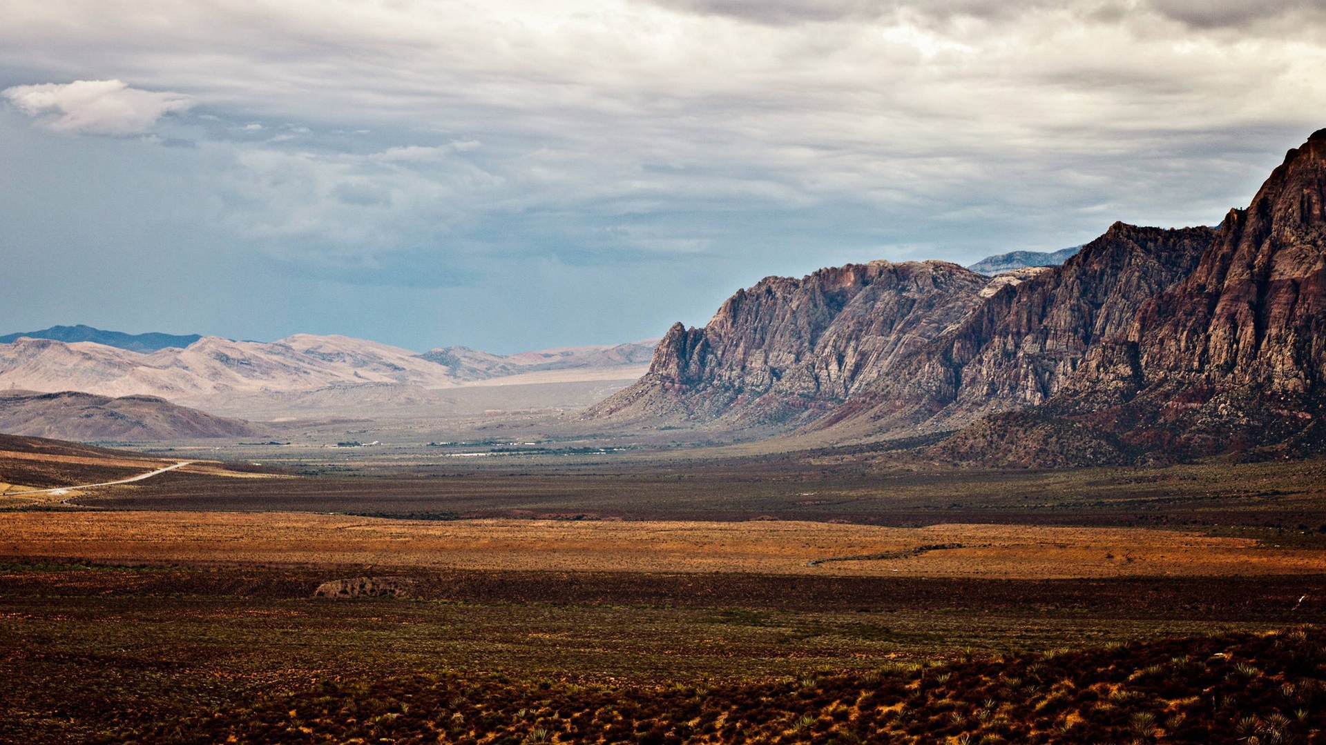 Неприветливая равнина между скалами